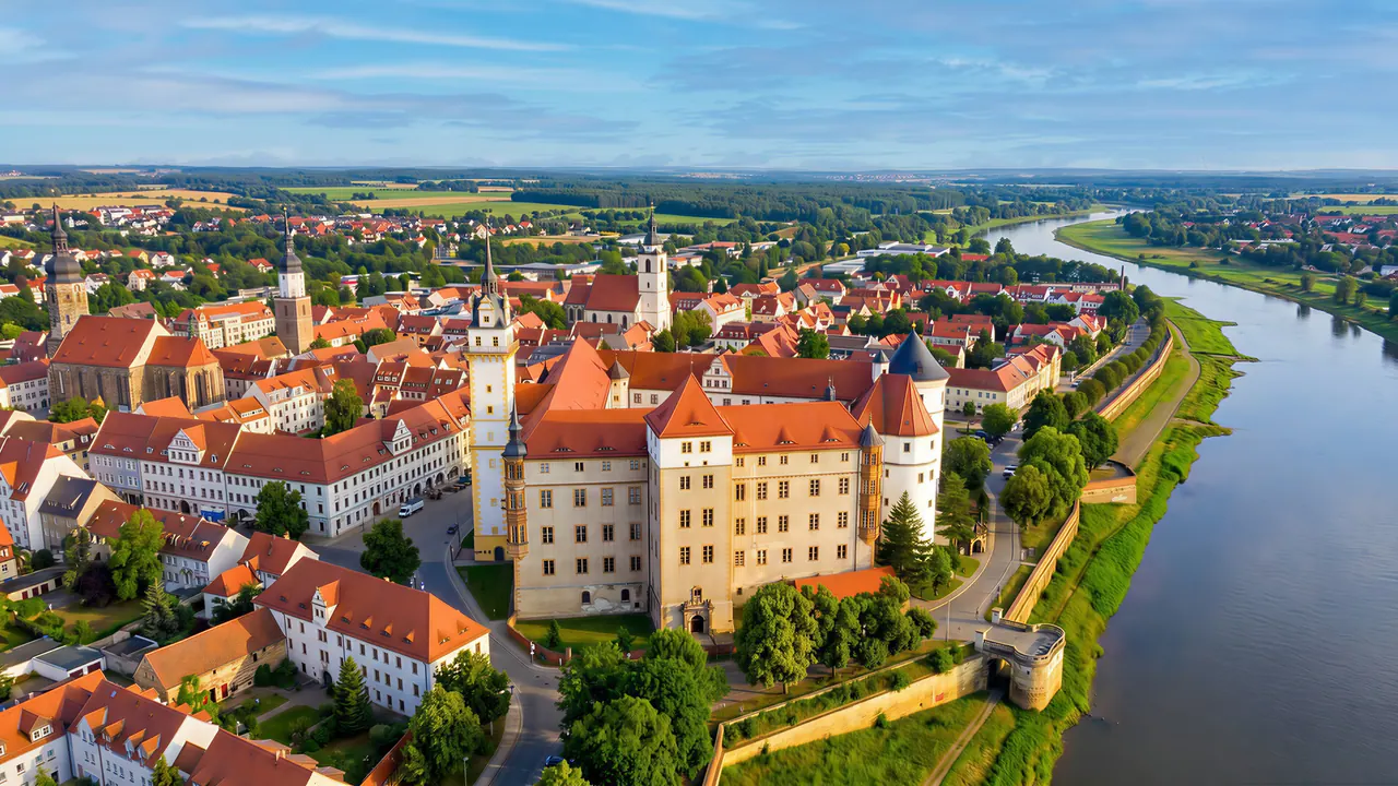 Luftaufnahme über Torgau mit Schloss Hartenfels, der Marienkirche und der Elbe — Renaissance-Skyline Nordsachsens.